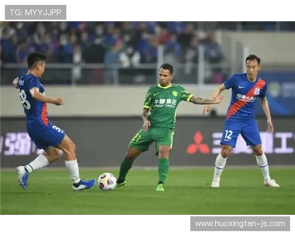 北京国安与上海申花激战正酣 双方全力争夺中超冠军宝座 北京国安与上海申花激战正酣 双方全力争夺中超冠军宝座