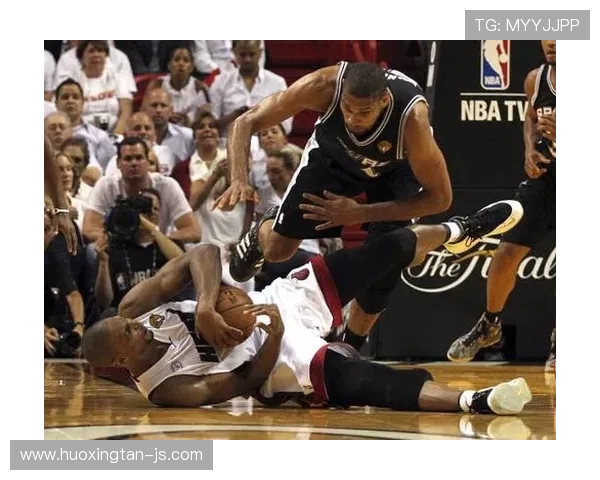 2006年NBA季后赛马刺与小牛的激烈对决回顾与分析